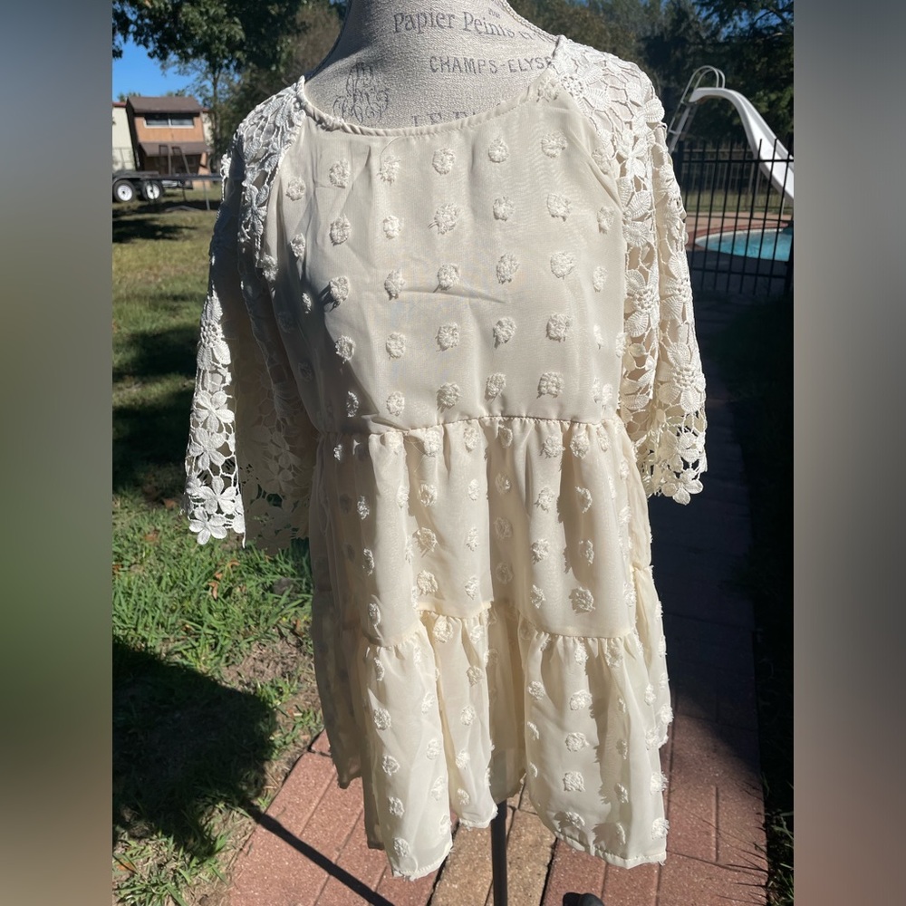 Off white ladies 3/4 sleeve length top.